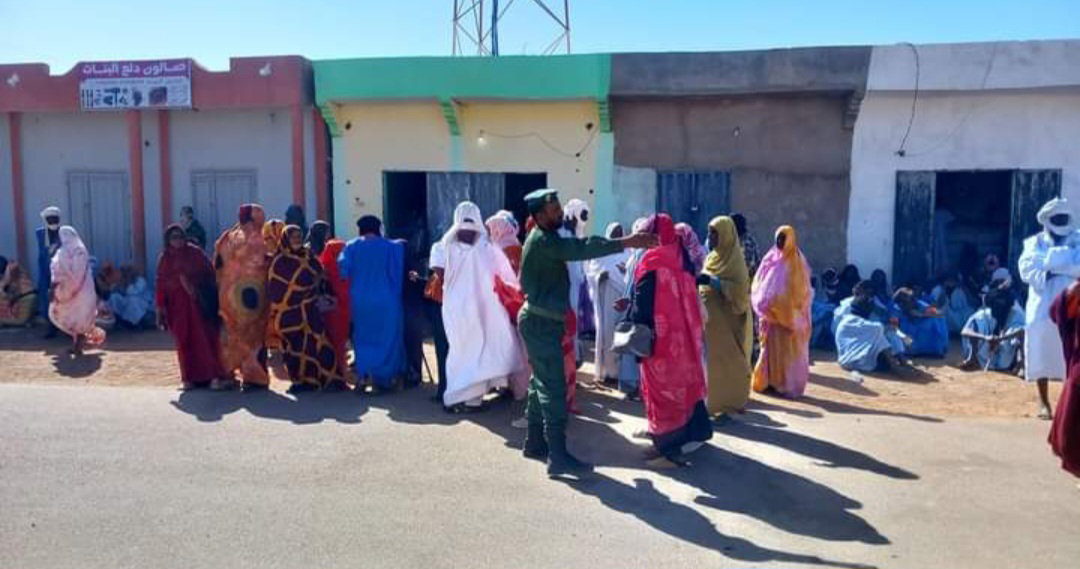 طوابير الانتظار أمام مكان القافلة الطبية